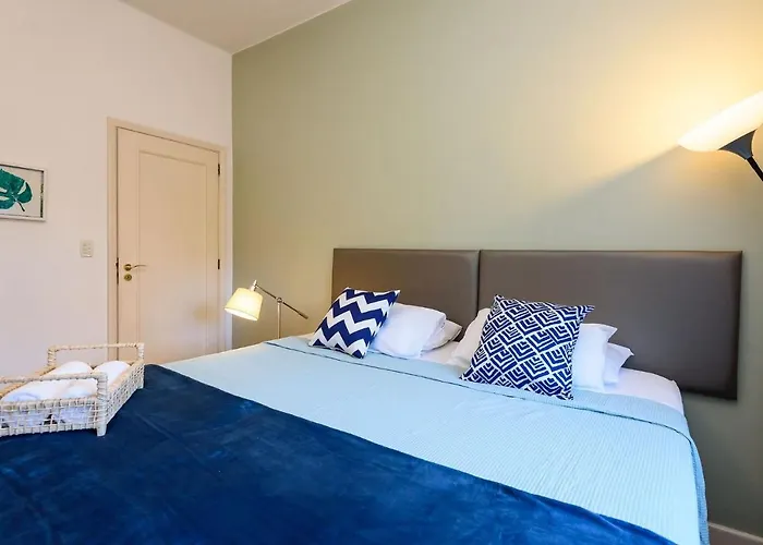 Omar do Rio - BM 405 Espaçoso 3 Quartos com Garagem, no Leblon próximo a Dias Ferreira, Internet 240mbps, Smart TV, 05 minutos a pé da Praia do Leblon e do Metrô