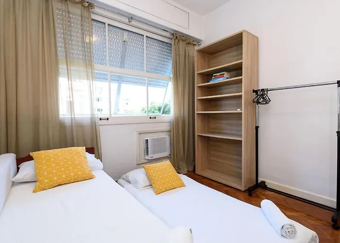Omar do Rio - BM 405 Espaçoso 3 Quartos com Garagem, no Leblon próximo a Dias Ferreira, Internet 240mbps, Smart TV, 05 minutos a pé da Praia do Leblon e do Metrô